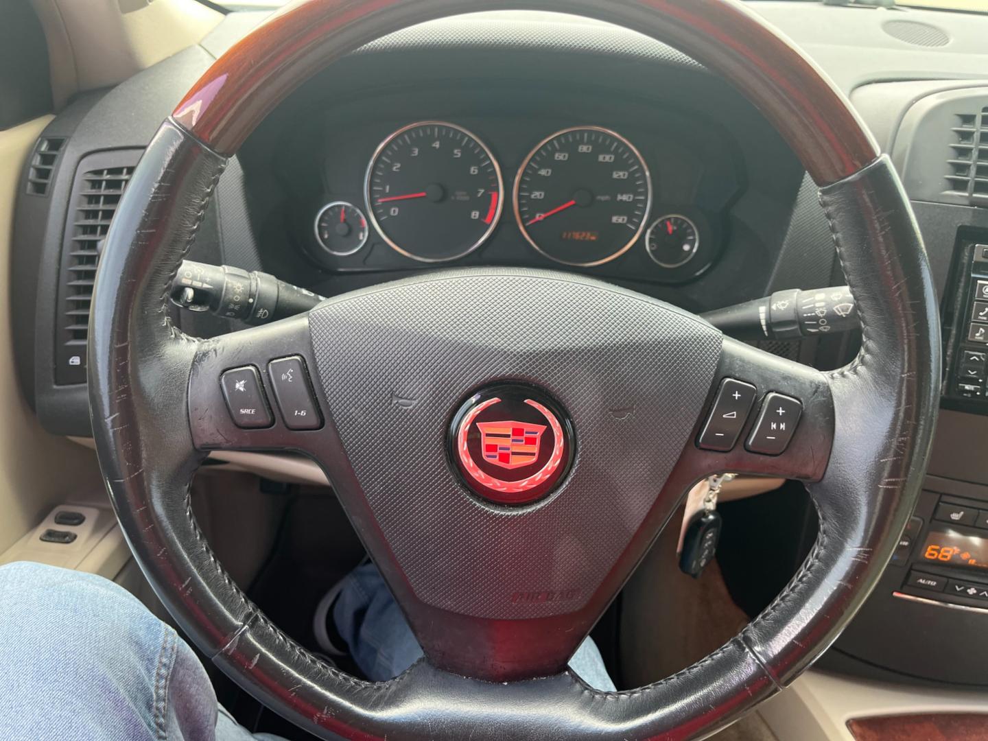 2005 white /TAN Cadillac SRX V6 (1GYEE637250) with an 3.6L V6 DOHC 24V engine, 5-Speed Automatic Overdrive transmission, located at 14700 Tomball Parkway 249, Houston, TX, 77086, (281) 444-2200, 29.928619, -95.504074 - Photo#17